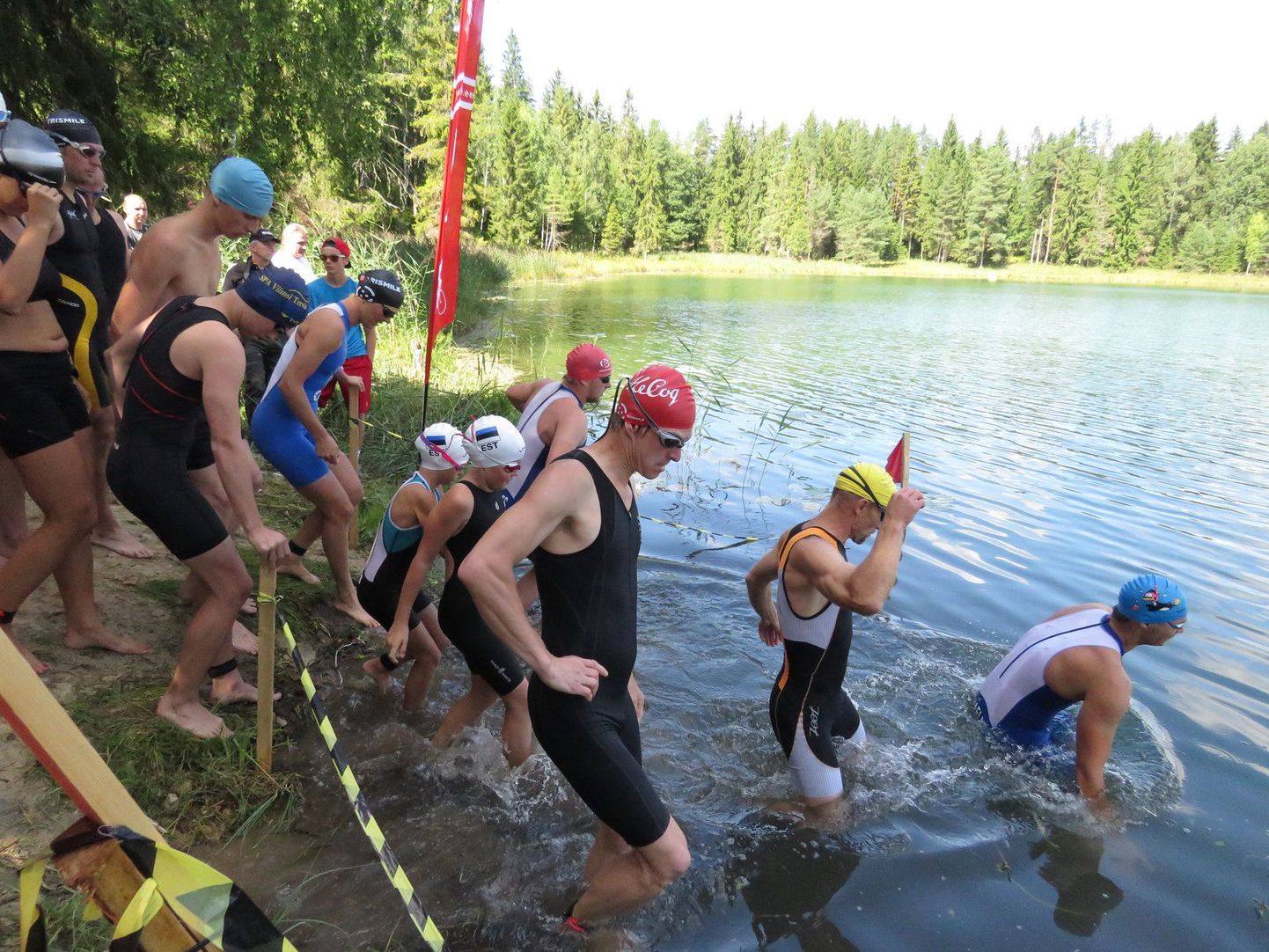 Triatloni ujumisdistants viidi läbi Tõrva Vanamõisa järves, kus veetemperatuuriks mõõdeti võistluspäeval suvised 23 soojakraadi.