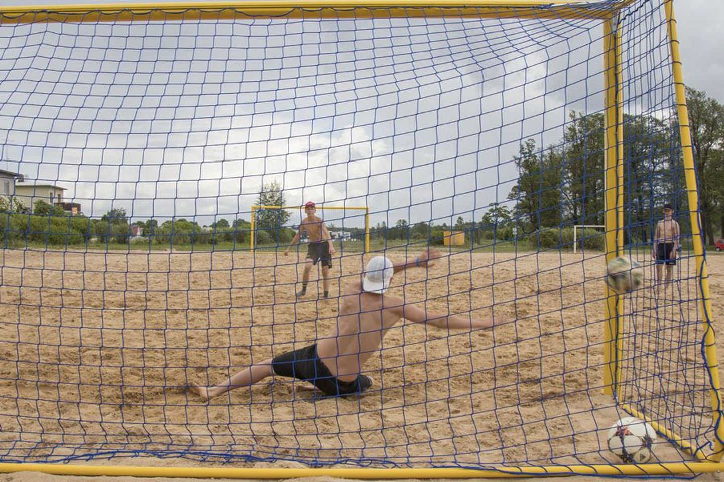 Praegu on Viljandi rannas harrastajatele rannajalgpalli mängimise võimalus tagatud, kuid rahvusvaheliste ja meistriliiga võistluste korraldamiseks on tarvis mõlemad väljakud rekonstrueerida.