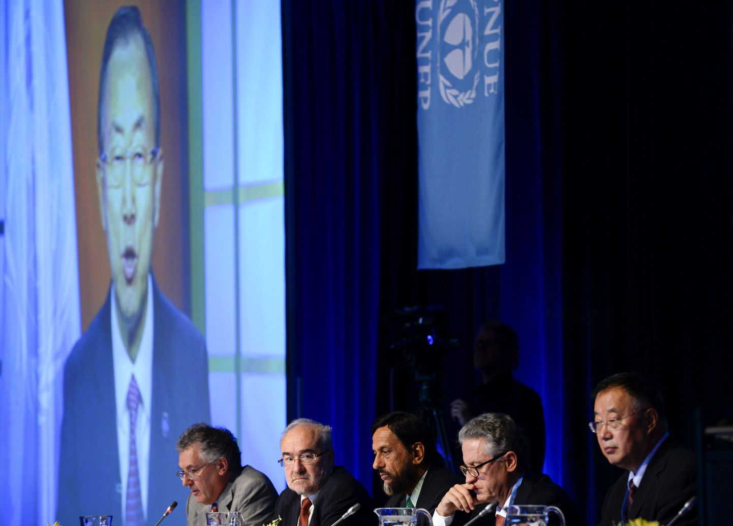 IPCC paneelil osalejad kuulavad ÜRO peasekretäri Ban Ki-mooni videotervitust.