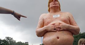 Pildid ja video: mitmesse USA linna pandi Trumpi alastikuju, millel puudub kehaosa