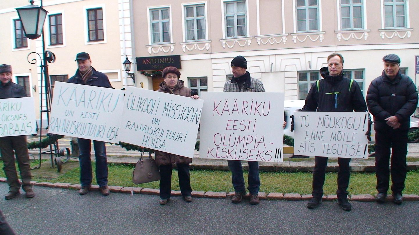 Kääriku spordibaasi terviklikkust toetanud meeleavaldus 2011. aasta detsembris Tartu Ülikooli ees.