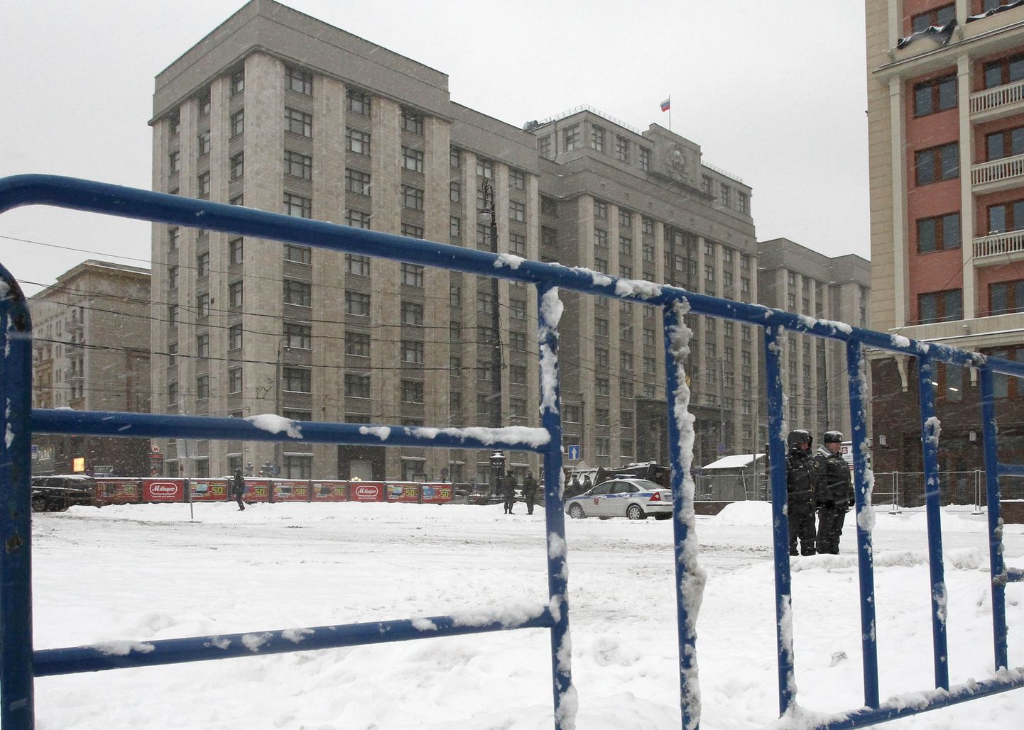 Moskvas asuv riigiduuma hoone, mida valvavad politseinikud.