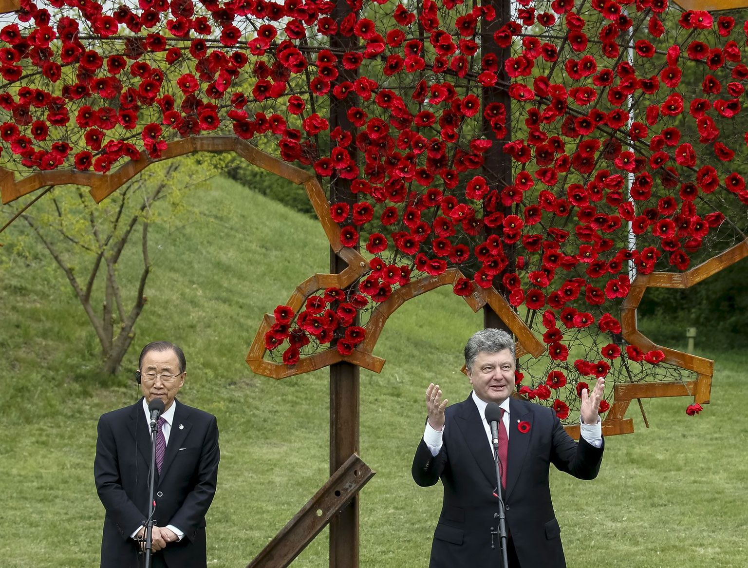 ÜRO peasekretär Ban Ki-moon (vasakul) avaldas eile koos Ukraina presidendi Petro Porošenkoga esinedes
ukrainlastele toetust.
