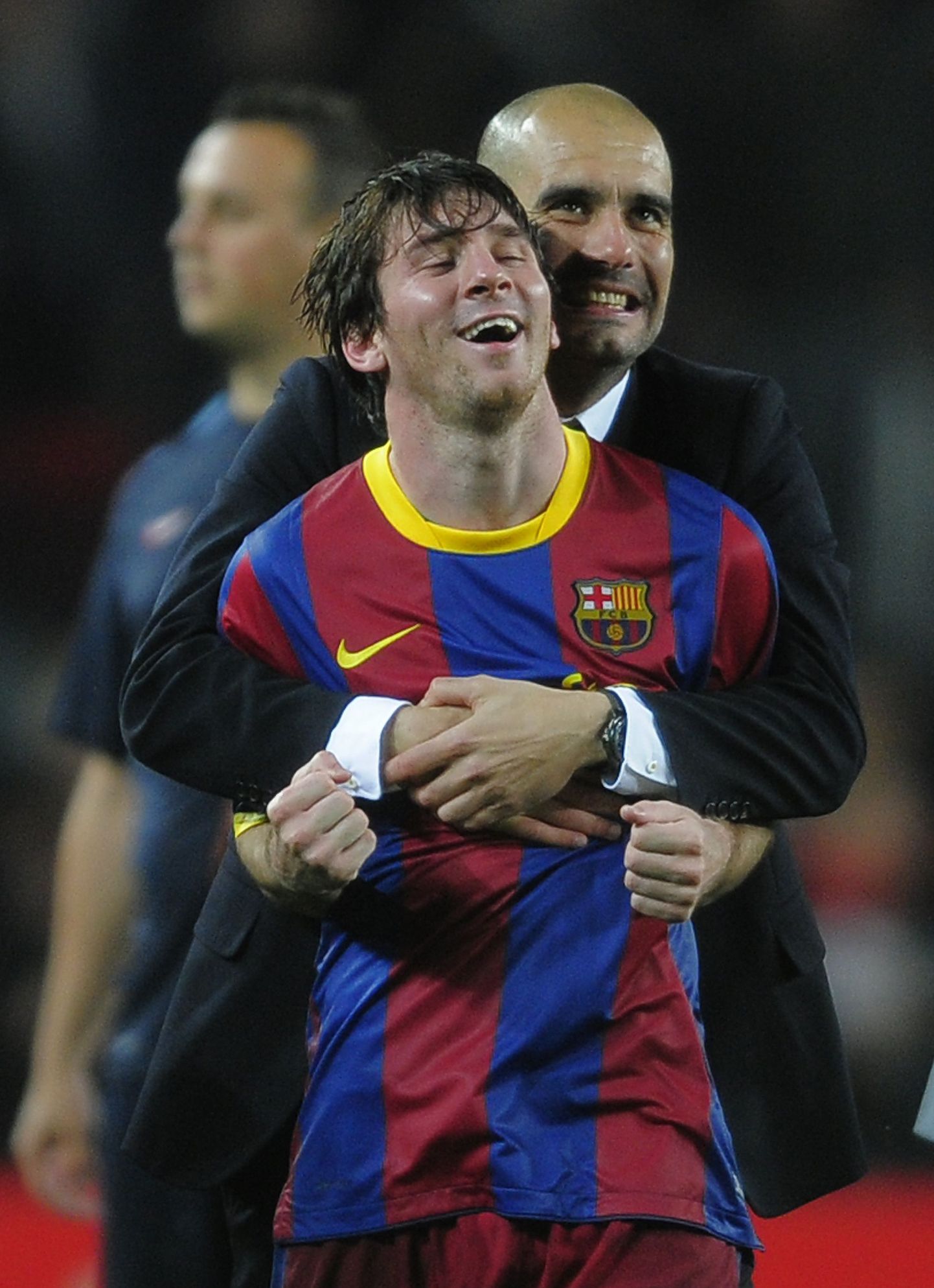 Pep Guardiola kallistab Lionel Messit.