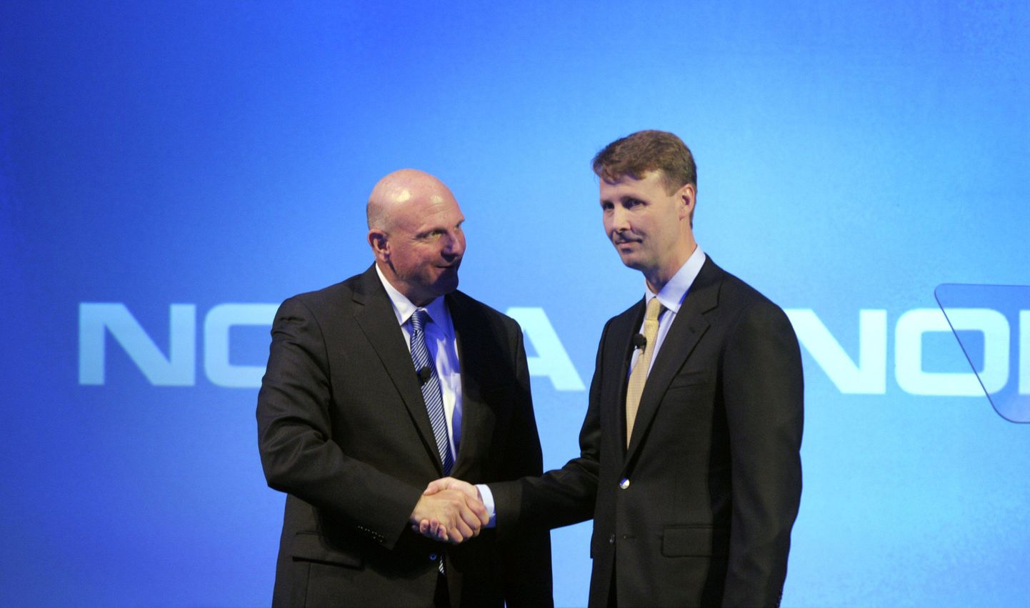Microsofti tegevjuht Steve Ballmer (vasakul) ja Nokia nõukogu esimees ning ajutine tegevjuht Risto Siilasmaa (paremal) eile Espoos toimunud pressikonverentsil.