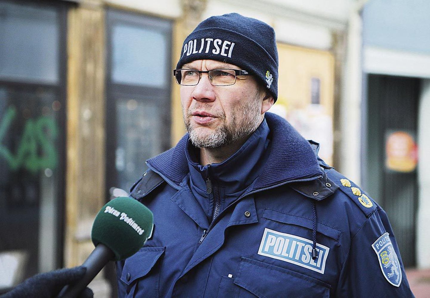Pärnu politseijaoskonna juhi Andres Sinimeri ütles, et politsei otsustas haigushüvitist teise ja kolmanda päeva eest maksta seetõttu, et töötajate sissetulek haiguse tõttu vähem kannataks.