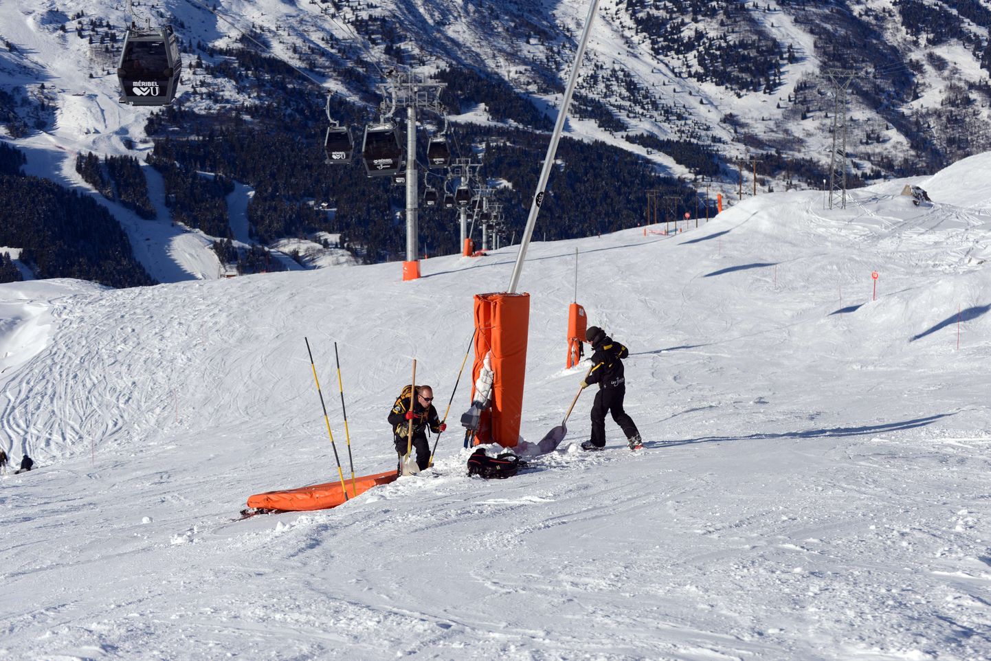 Работники горнолыжного курорта делают более безопасными столбы недалеко от того места, где получил травму Михаэль Шумахер.