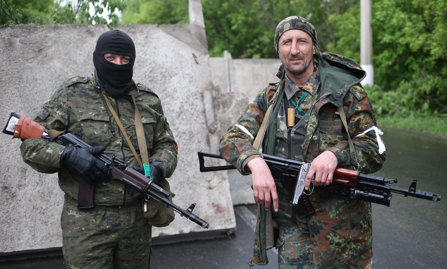 Donbassi venemeelsed korrakaitsjad Slovjanskis asuvas kontrollpostis.