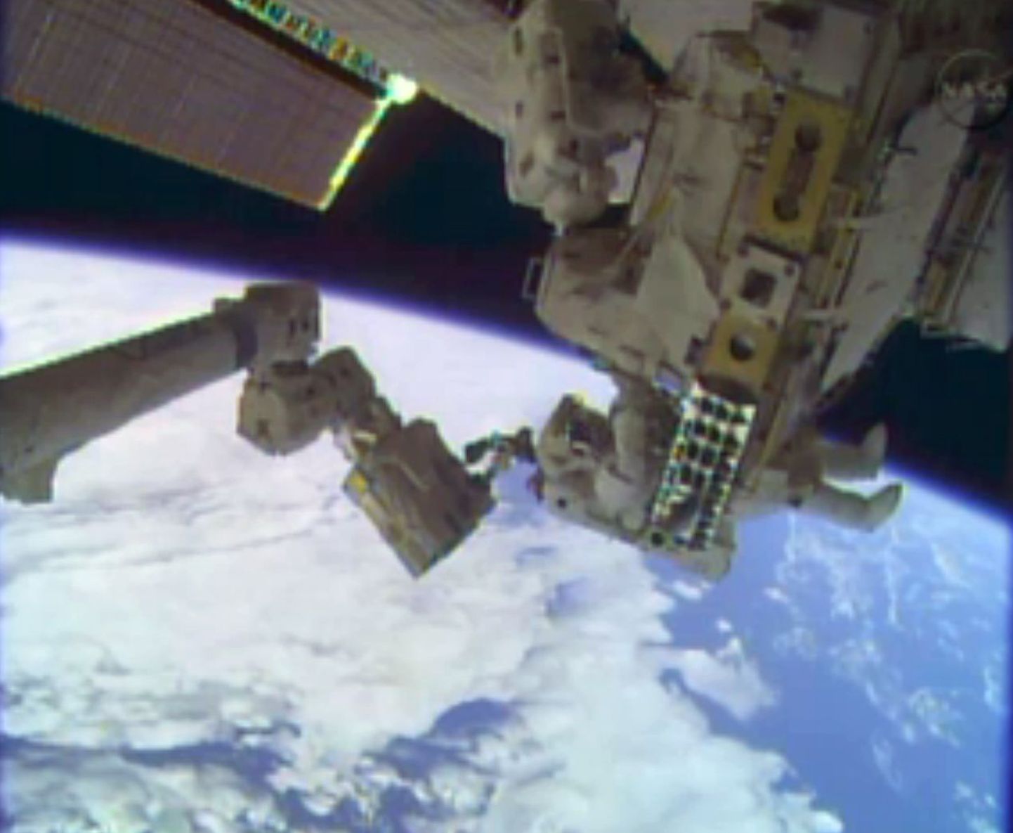 NASA videokaader kosmosejaama parandustöödest.