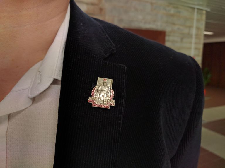 Значок Бронзового солдата на лацкане пиджака Максима Ревы