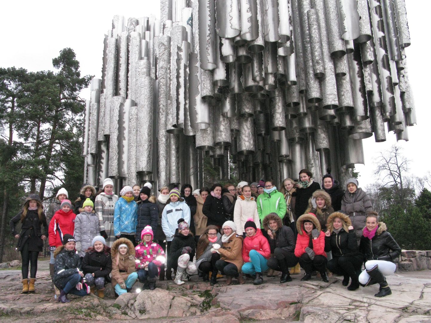 Virumaa tütarlastekoor Helsingis Jean Sibeliuse monumendi juures.