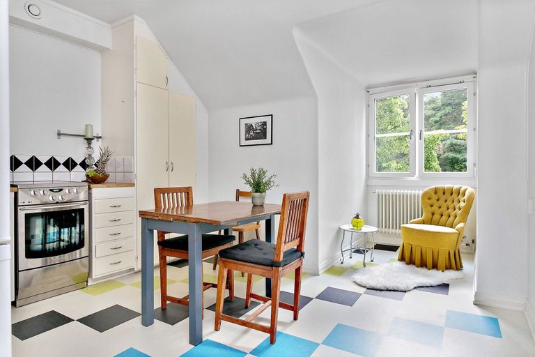 Кухня одной из выставленных на продажу квартир в Стокгольме. Всё именно так и выглядит - как на картинке в глянцевом журнале.