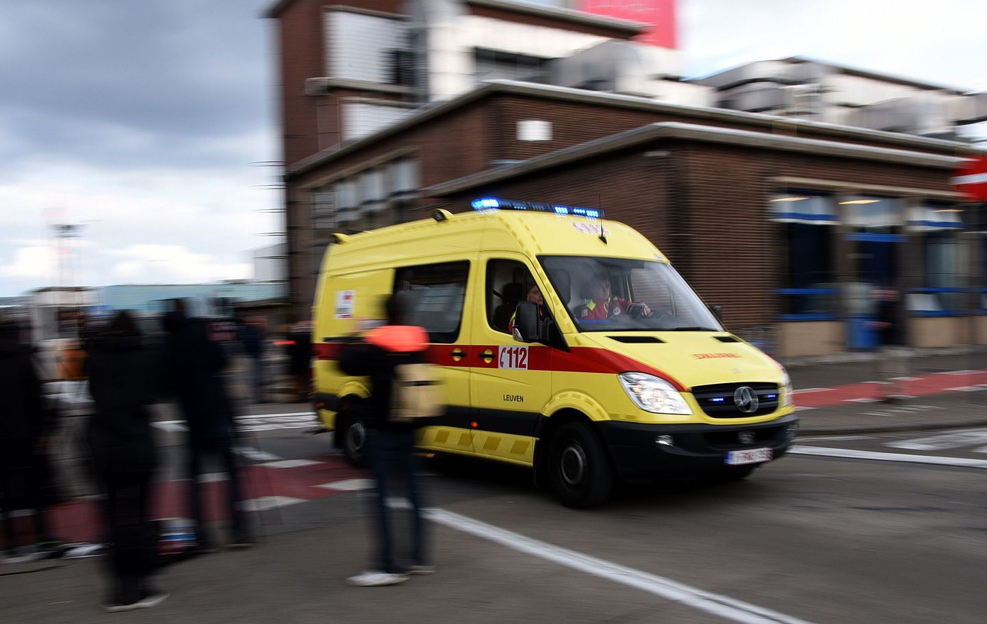 Brüsseli kiirabi kannatanuid transportimas