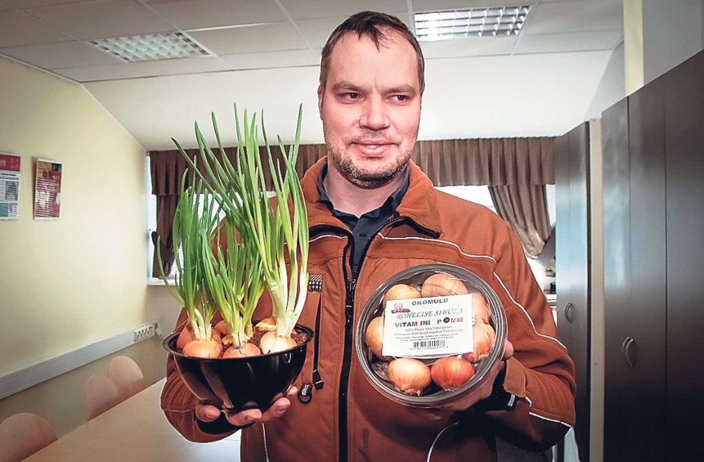 Varbla vallas vihmaussitalu pidav Veiko Alberg mõtles välja oma vitamiinipommi, mis teeb korteriinimesel rohelise sibula kasvatamise ülilihtsaks ja -kiireks.