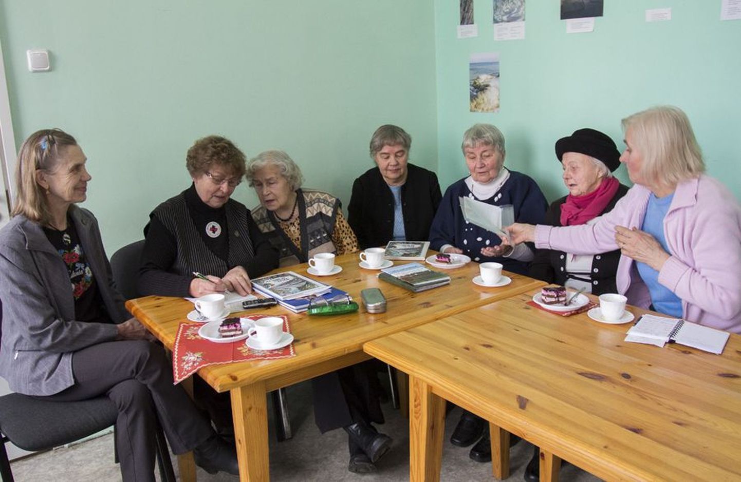 Keeleringi on kogunenud mulgi keele ja pärimuse hoidjad Anne Järv (vasakul), Leili Weidebaum, Ida Petsi, Elvi Meidla, Virve Alt, Mari Vares ja Helle Helbre.