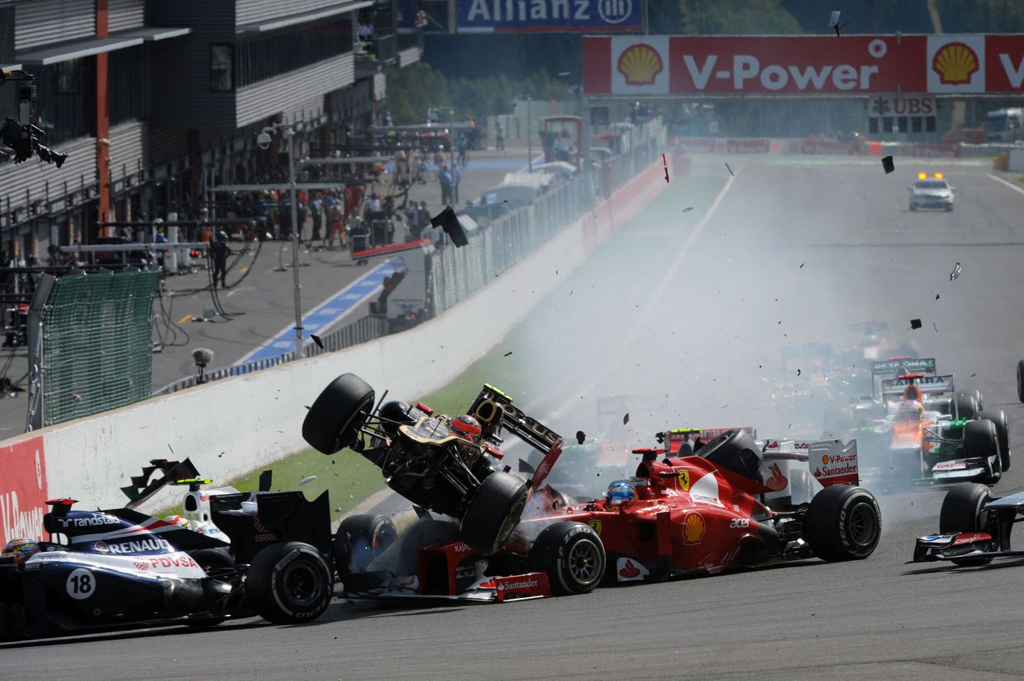 Romain Grosjean põhjustas mulluse Belgia GP stardis suure avarii ja sai karmilt karistada. Uuest aastast ootaksid teda selle eest karistuspunktid.