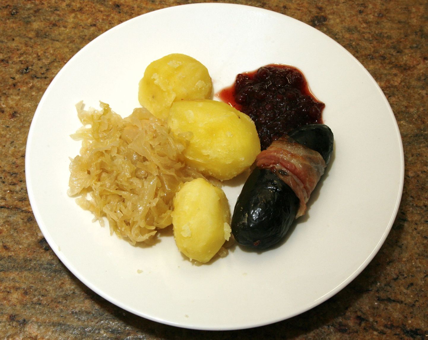 Traditsioonilisest traditsioonilisem jõulusöök – verivorst keedukartuli ja hapukapsaga.