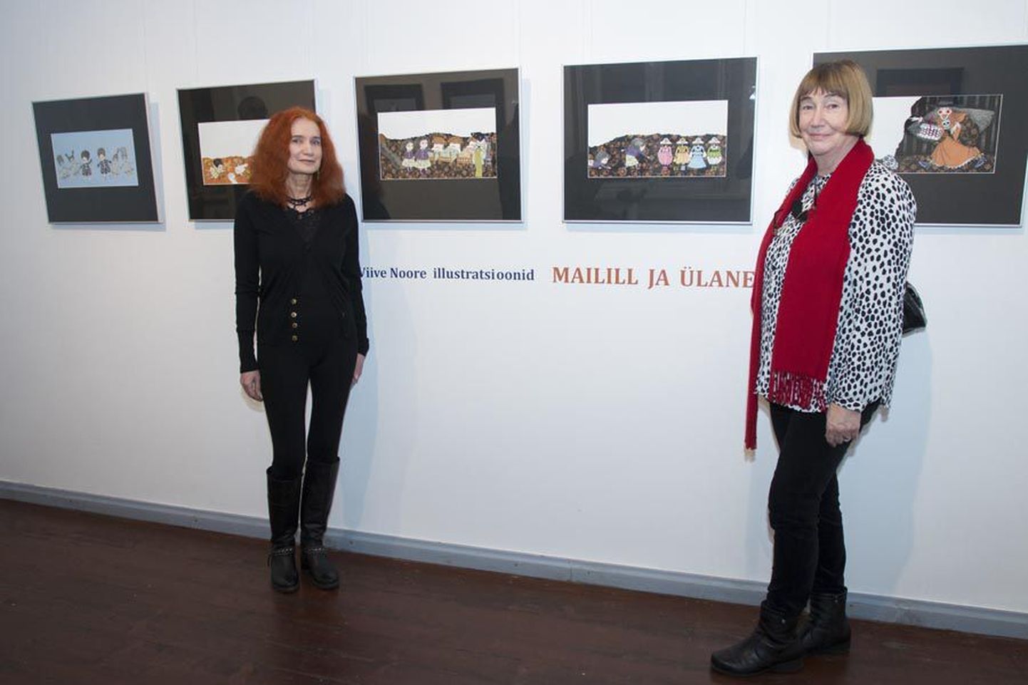 Nii pani Viive Noore (vasakul) ja Tiia Toometi piltide ette seisma Kondase keskuse kunstnik Mare Hunt, öeldes, kumb neist on Mailill ja kumb Ülane.