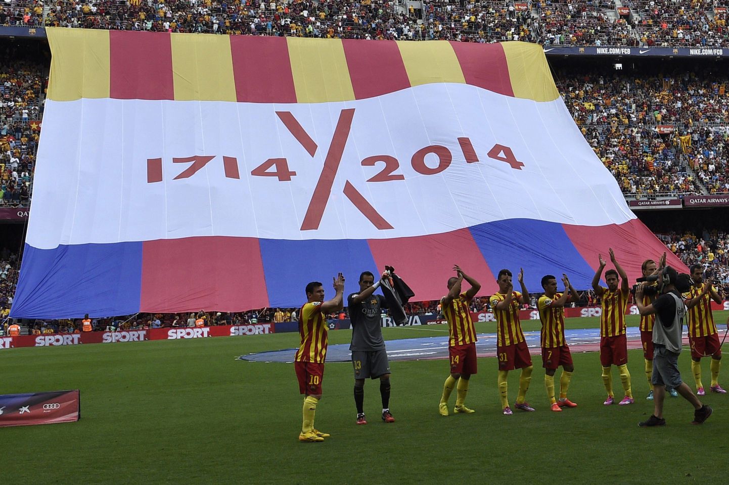 Barcelona jalgpalliklubi mängijad aplodeerivad eelmisel sügisel toimunud sümboolse referendumi eel Kataloonia iseseisvust nõudvatele fännidele.