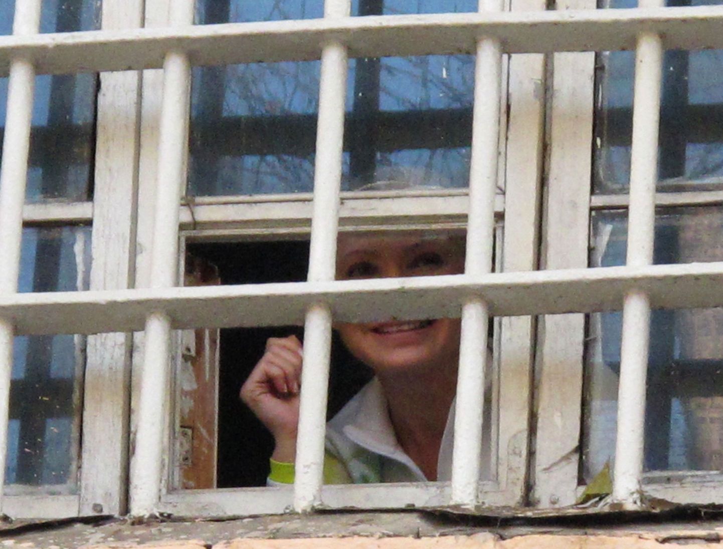 Ukraina endine peaministri Julia Tõmošenko lehvitab Kiievis uurimisisolaatori aknast oma toetajatele.