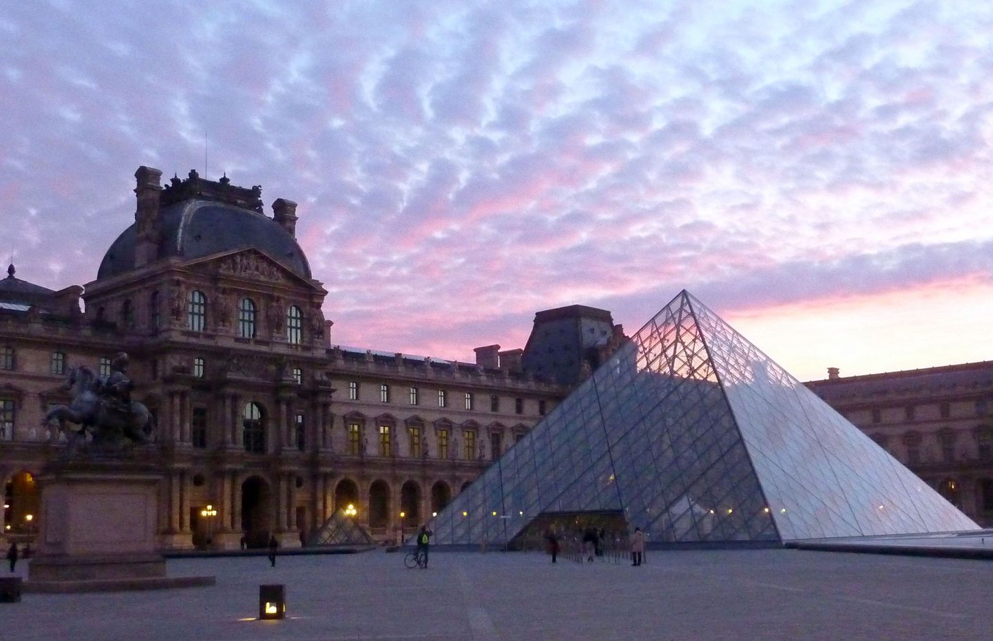 Vaade Louvre'i muuseumile.