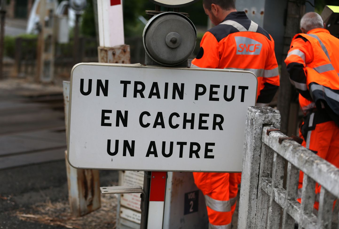 Plakat õnnetuskohas hoiatab, et ette peaks vaatama ka võimaliku teise rongi eest.