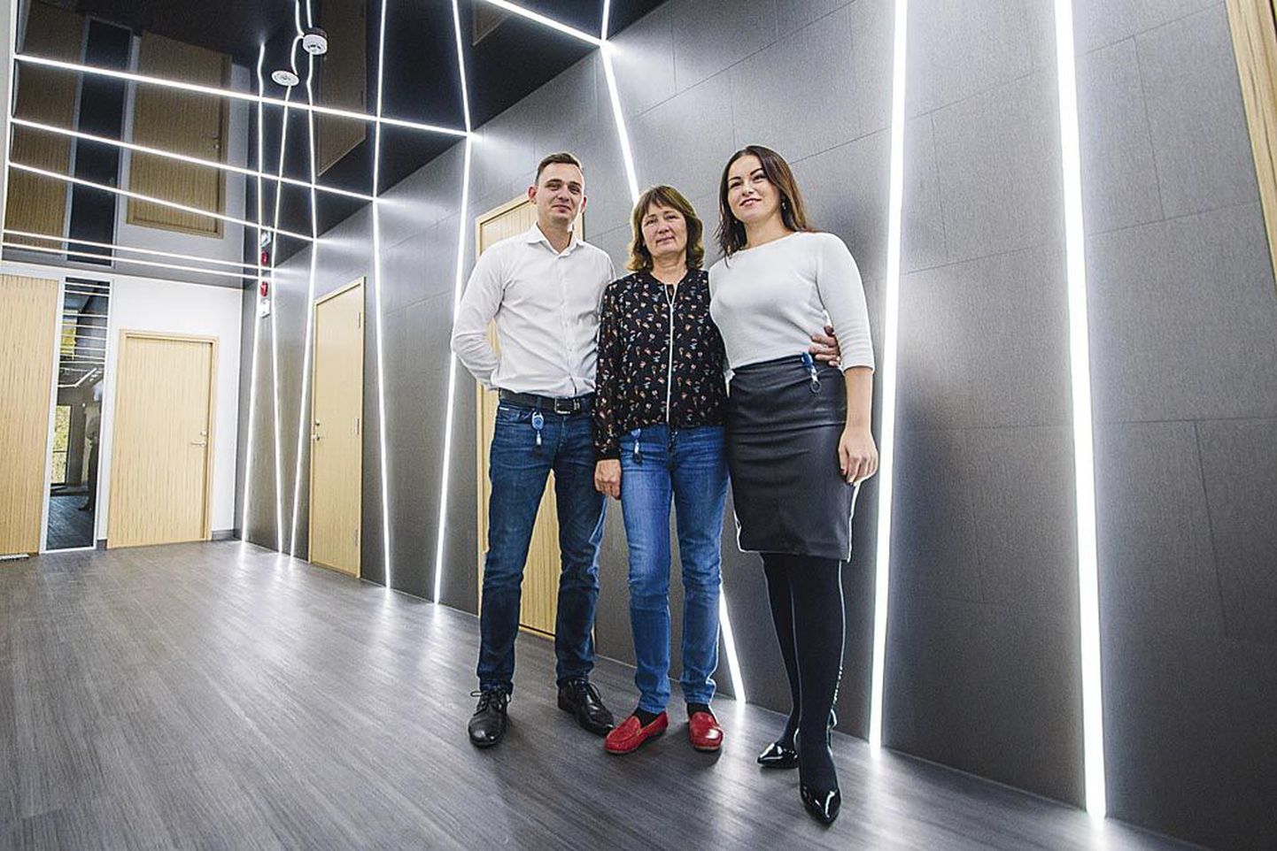 Vecta Designi omanike Vitali Kilievoi, Inna Shostaki ja Diana Kilievoi selja taga ja pea kohal säravad innovaatilised leedvalgustitega pinglaed on toonud ettevõttele palju tuntust.