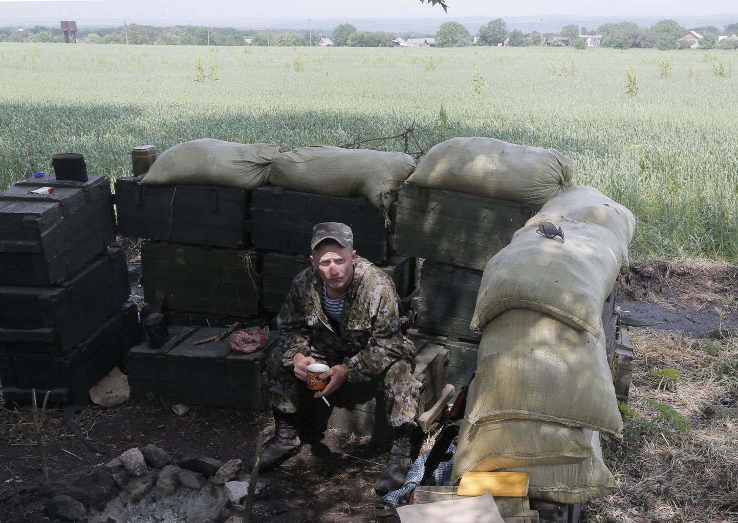 Ukraina sõduri puhkehetke Slovjanski lähistel asuval vaatluspostil.