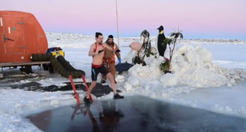 Video: Antarktika teadlased tähistavad talve saabumist jääaugu hüpetega