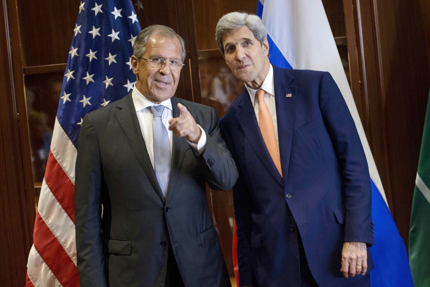 Vasakul Sergei Lavrov, paremal John Kerry