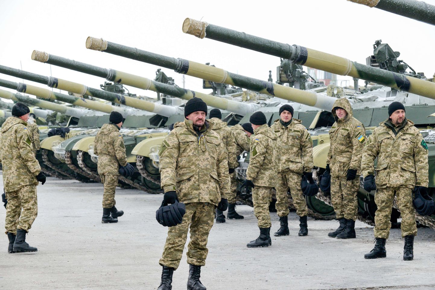 Ukraina sõdurid armee uue sõjatehnika juures 6. detsembril.