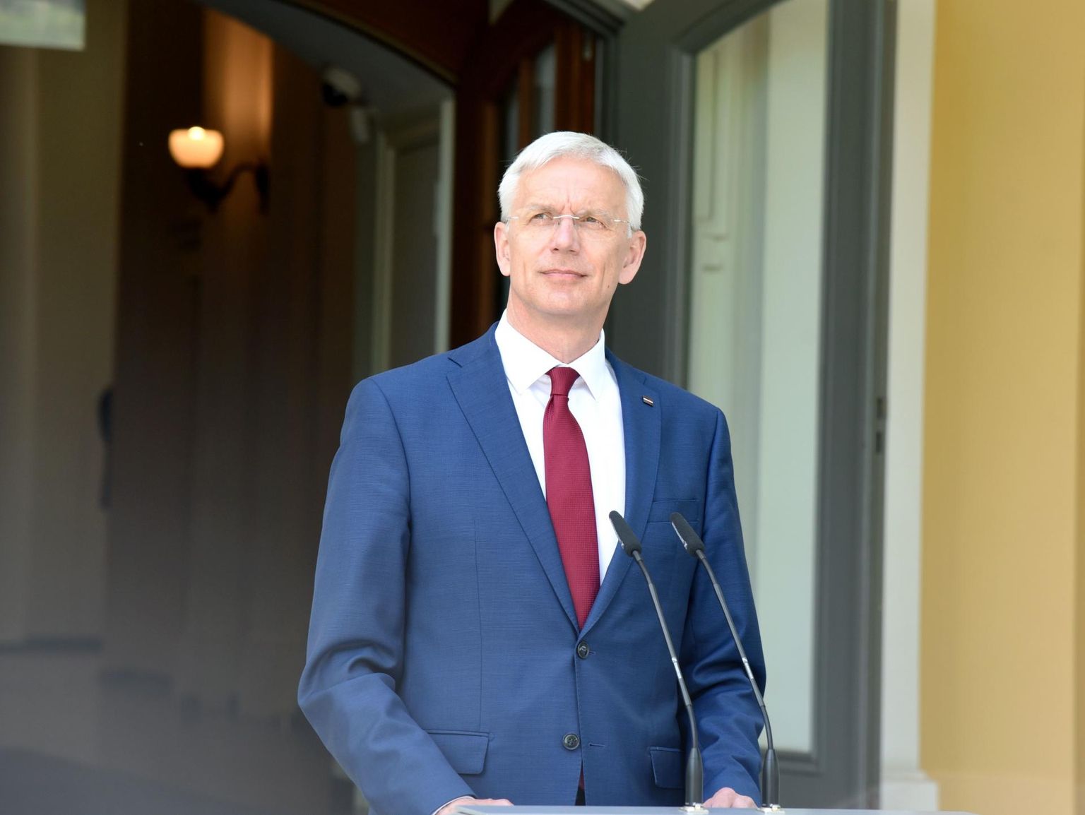 Läti peaminister Krišjānis Kariņš selgitab eile Riias ajakirjanikele muudatusi valitsuses.