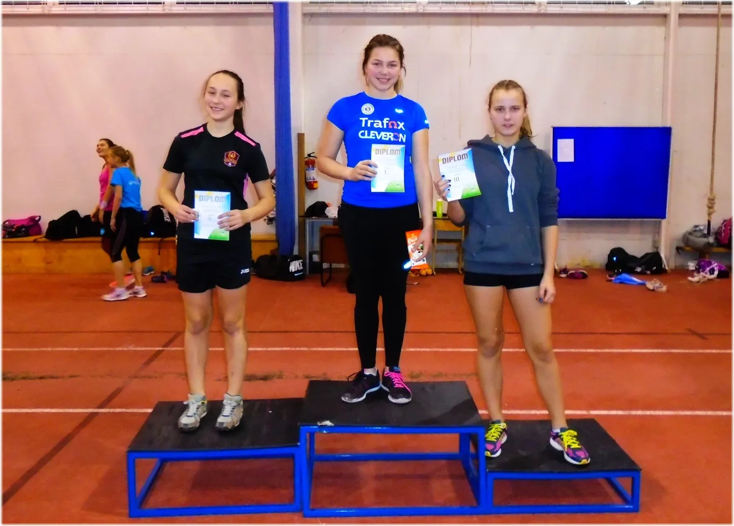 Tütarlaste kuulitõuke kolm edukamat: võitja Kelly Heinpõld, teise koha teeninud Anna Liisa Joandi ning kolmas olnud Margaret Neering.