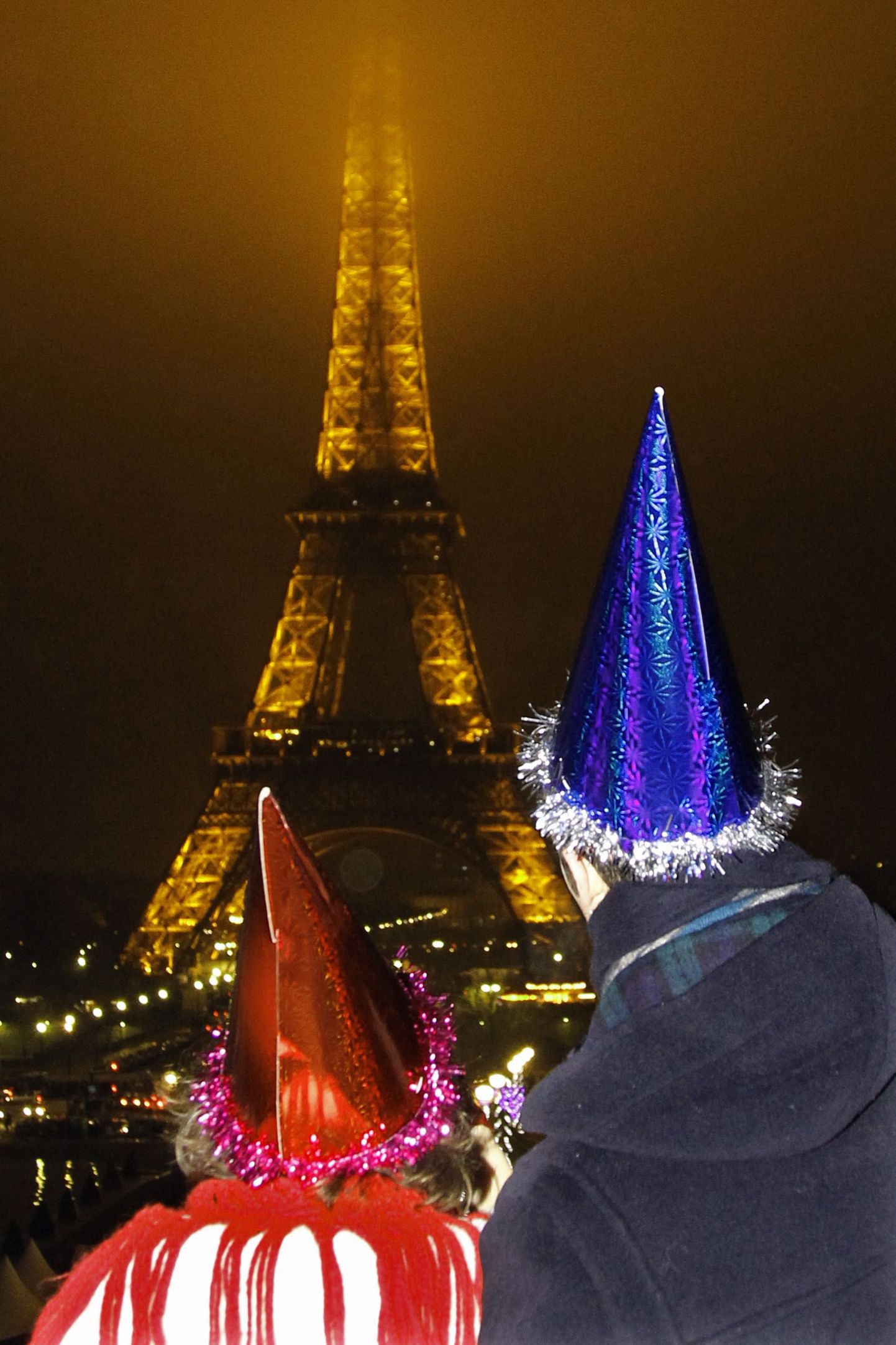 Uhkelt valgustatud Eiffeli torn uusaastaööl