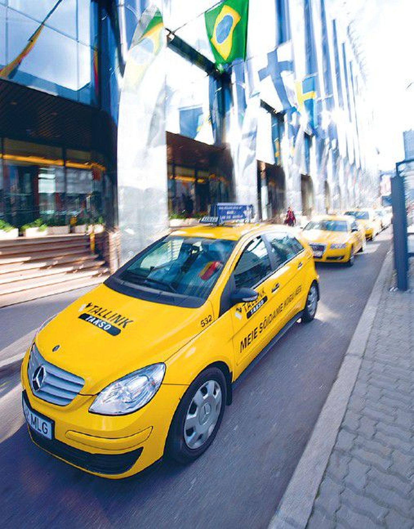 Tulika ja Tallinki taksod on Tallinnas ühed kallimad, seetõttu tuleb neil ka pikas rivis kundesid oodata.