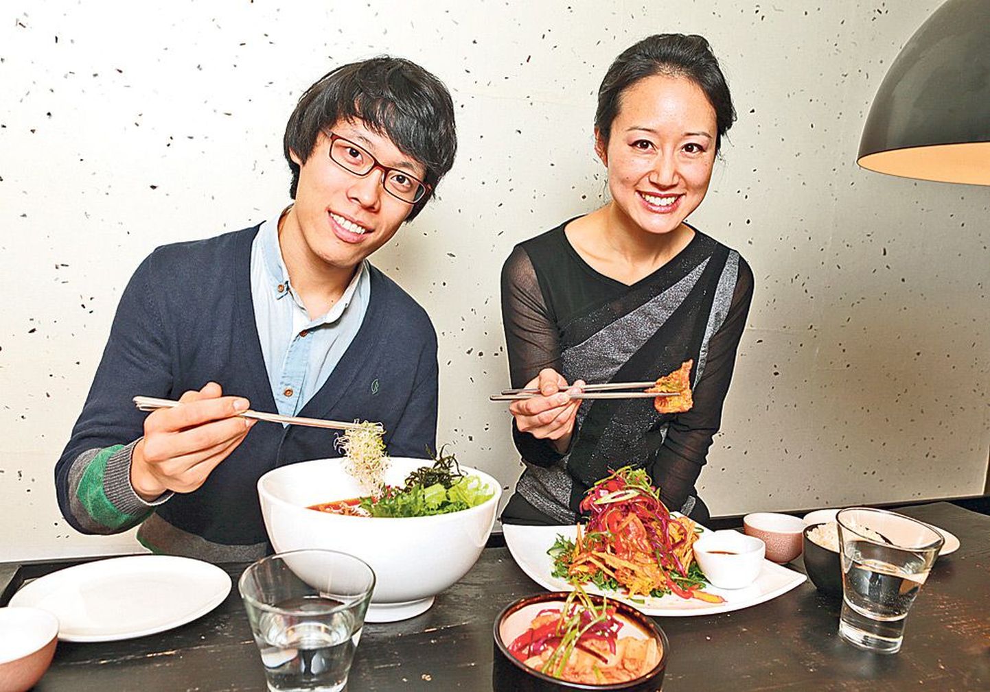 Rätsepistes põrandal: «Väljas söömine on Koreas väga popp ja restoranikultuur kõrge,» ütlevad Minjoo Ga ja Heidi Park.