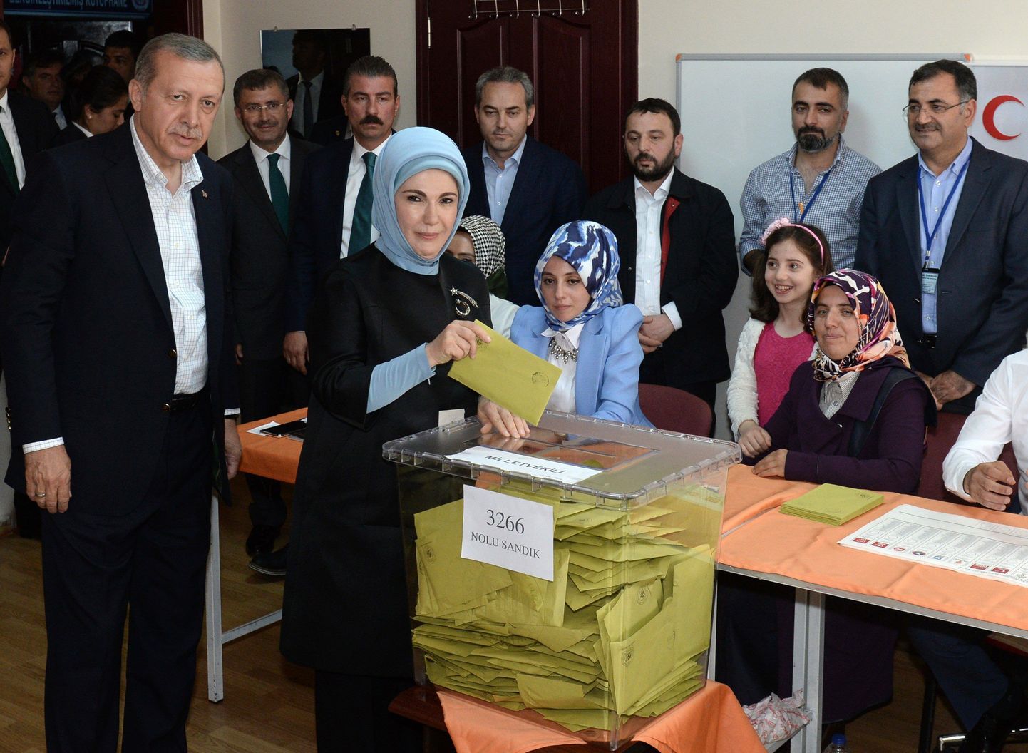 President Recep Tayyip Erdoğan koos abikaasa Emine Erdoğaniga Istanbulis asuvas valimisjaoskonnas.