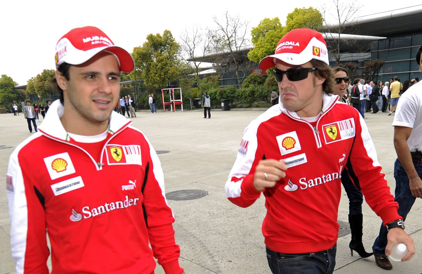 Kõnealune triipkood on nii Felipe Massa (vasakul) kui ka Fernando Alonso riietel.