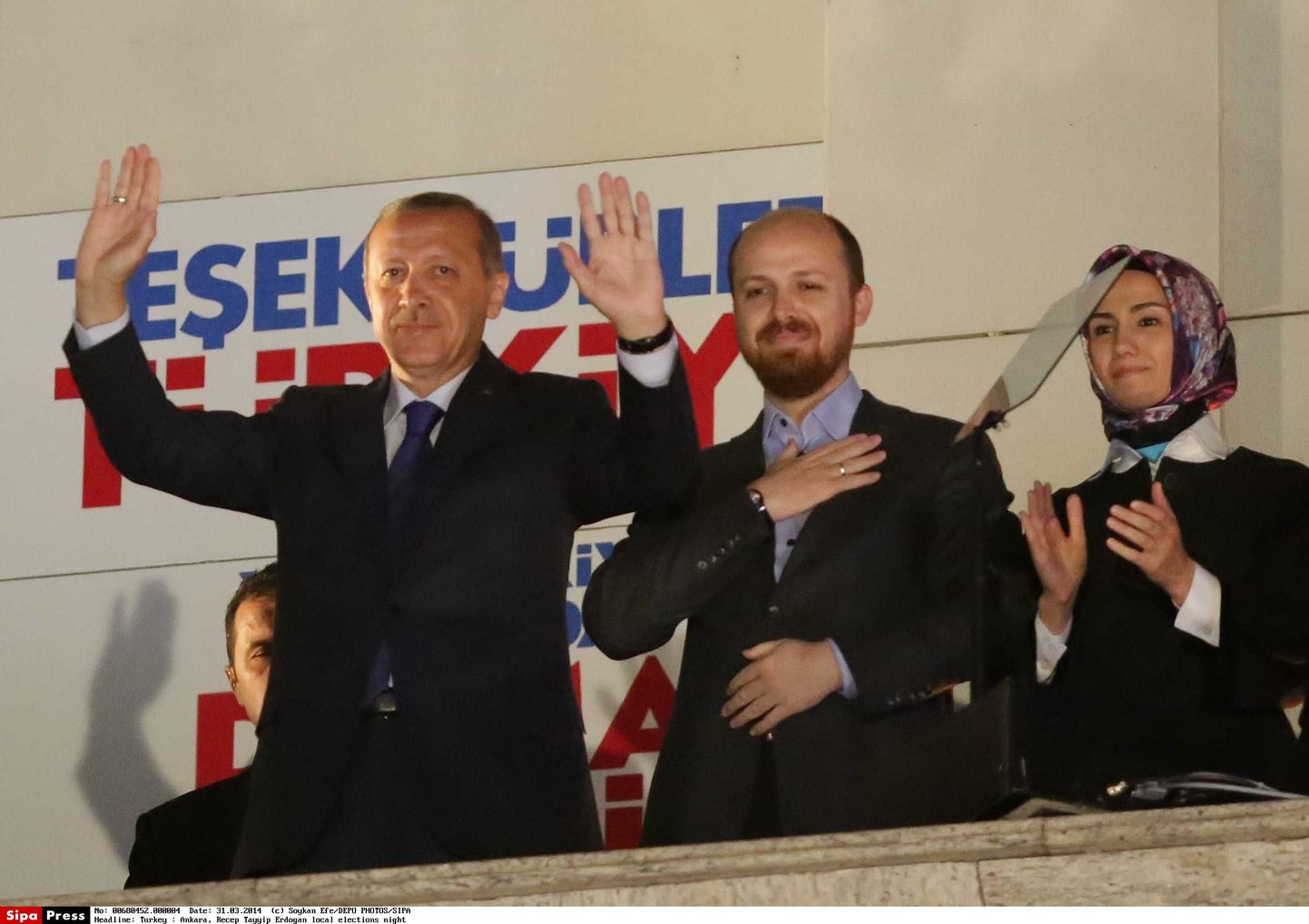 Türgi peaminister Recep Tayyip Erdoğan (vasakul) tervitab oma poolehoidjaid koos poeg Bilali ja tütar Sumeyyega võimupartei rõdul Ankaras.