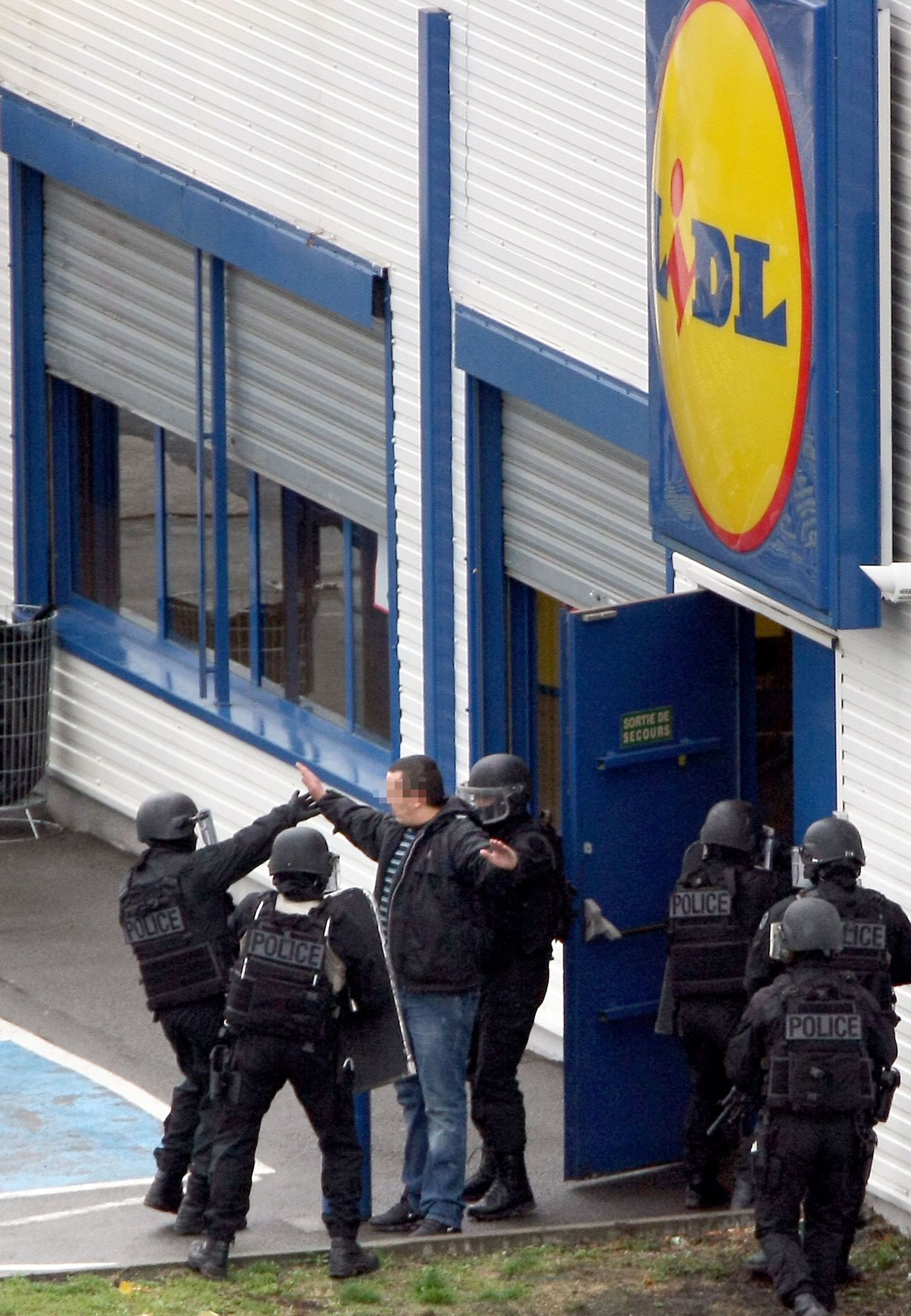 Prantsuse politsei eriüksuslased võtsid pantvangidraama lõpuks vahi alla kaks meest.