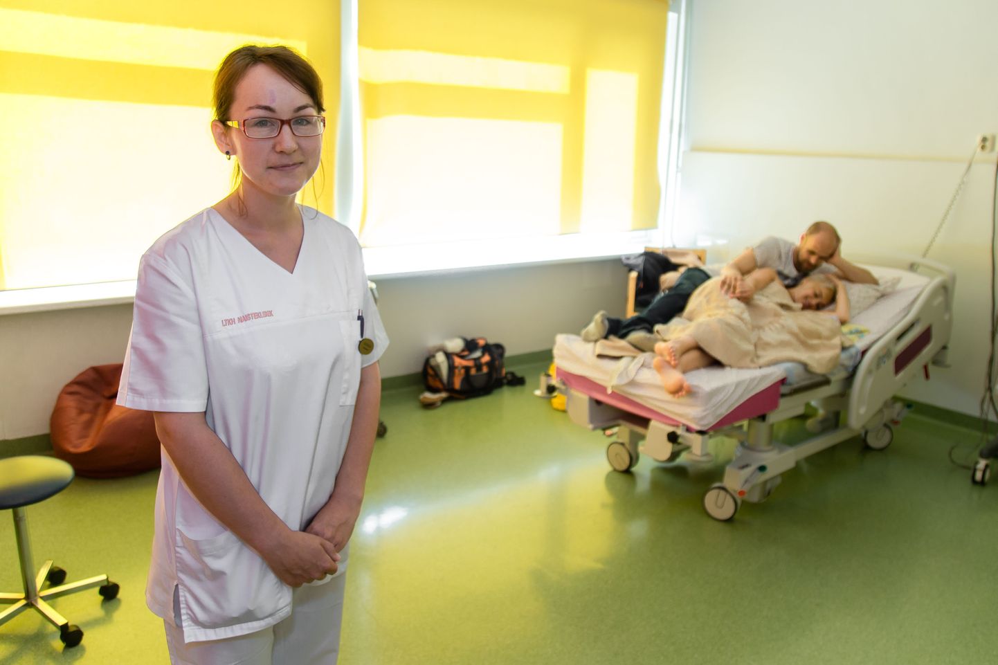 Käthlin Vahtel on töötanud ämmaemandana nii Tartus kui Tallinnas, kokku juba viis aastat. Sel pildil seisab ta Pelgulinna sünnitusmaja peretoas. Ta nendib, et lõviosa nende haigla sünnitustest on peresünnitused.