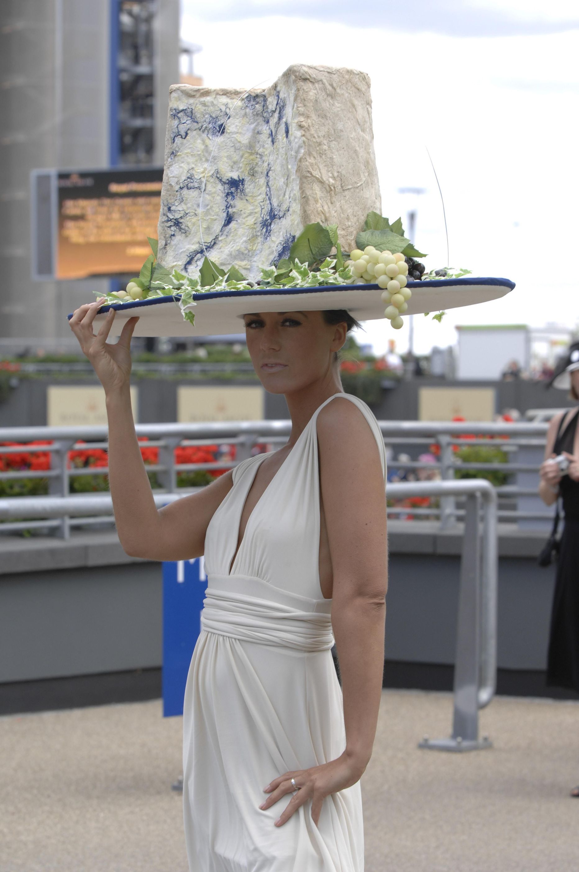 Stiltoni juustu imiteeriv kübar Royal Ascot Show moeüritusel.