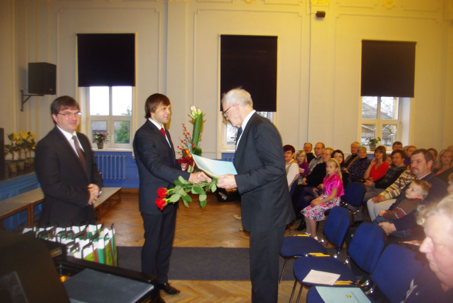 Otepää vallavanem Andres Visnapuu ja vallavolikogu esimees Aivar Nigol õnnitlevad Karl Mõtsa aasta isa tiitli puhul.