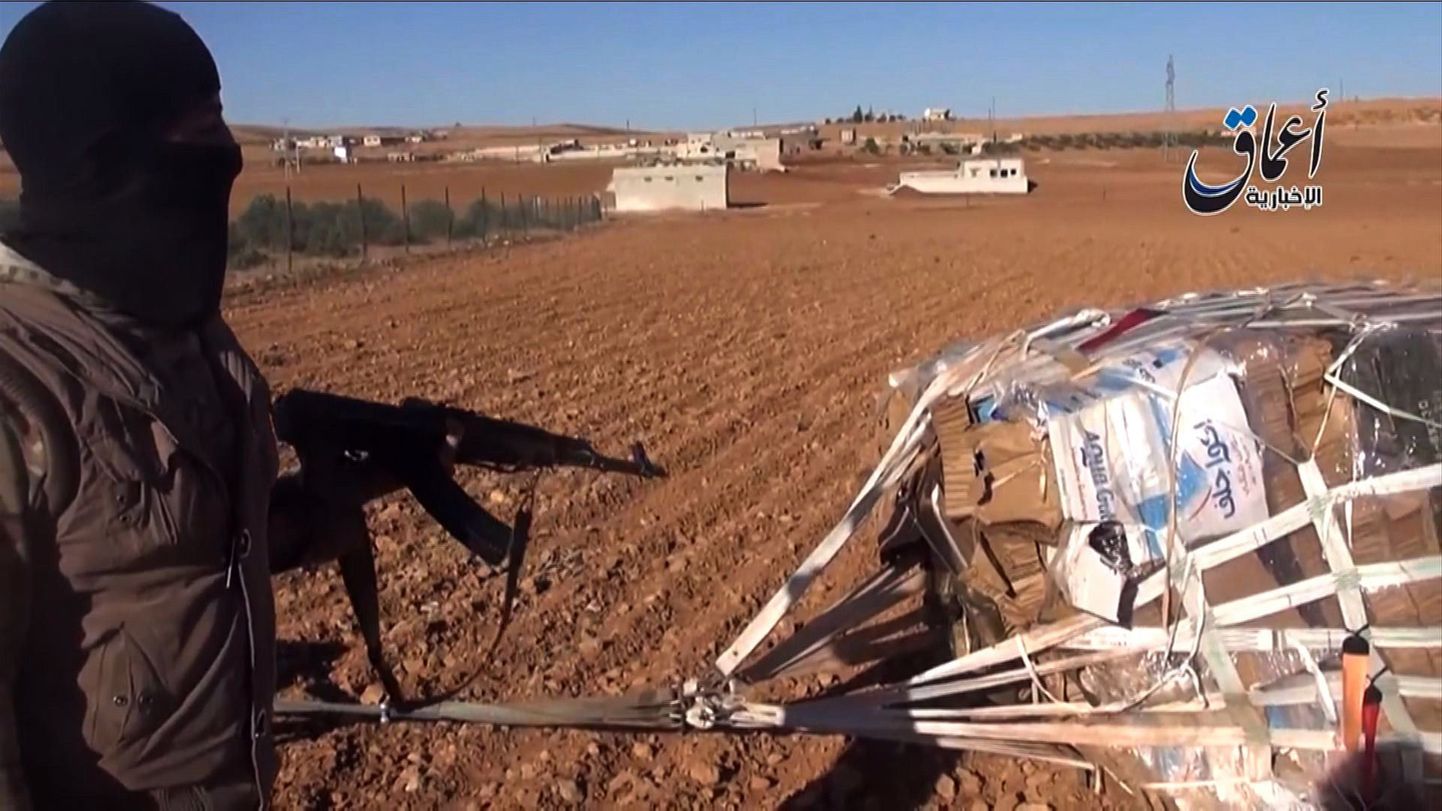 Islamiriigi võitleja osutab Kobane lähistel USA relvasaadetisele, mis oli mõeldud kurdidele.