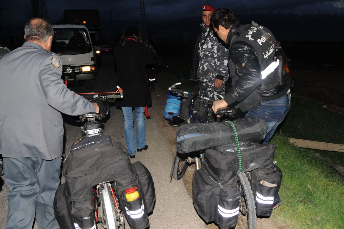 Полицейские Ливана с велосипедами похищенных эстонцев.