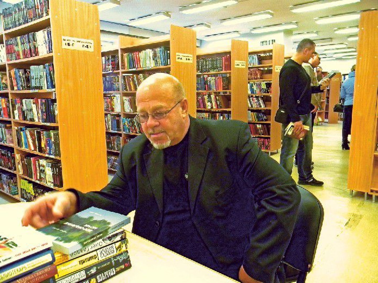 Читатель Нарвской центральной библиотеки Валерий Кольцов с удовольствием читает и рассказы о  природе Герберта Цуккера, и российские детективы.