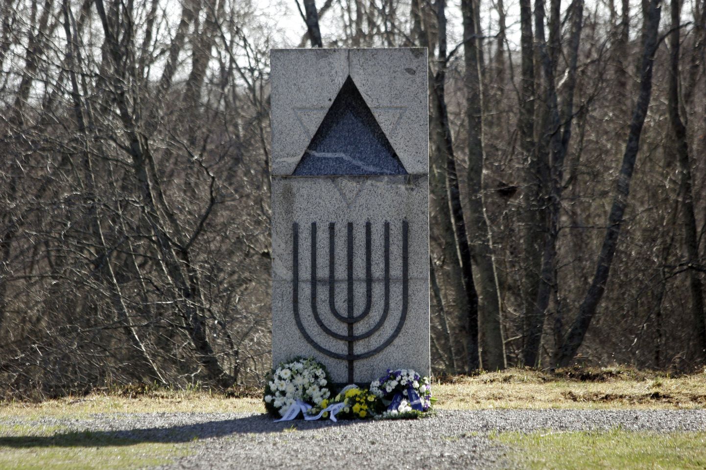 Памятник жертвам Холокоста в Клоога.