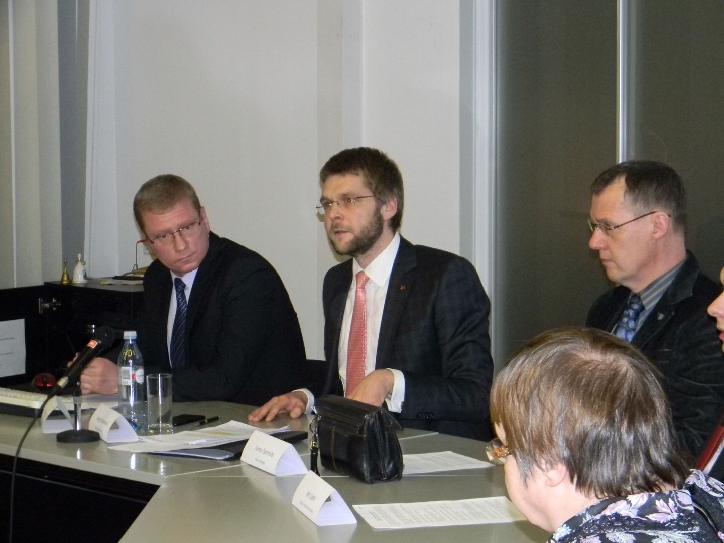 Евгений Осиновский (в центре) надеется, что в ближайшие месяцы министерство сможет наладить сотрудничество с Нарвской больницей.
