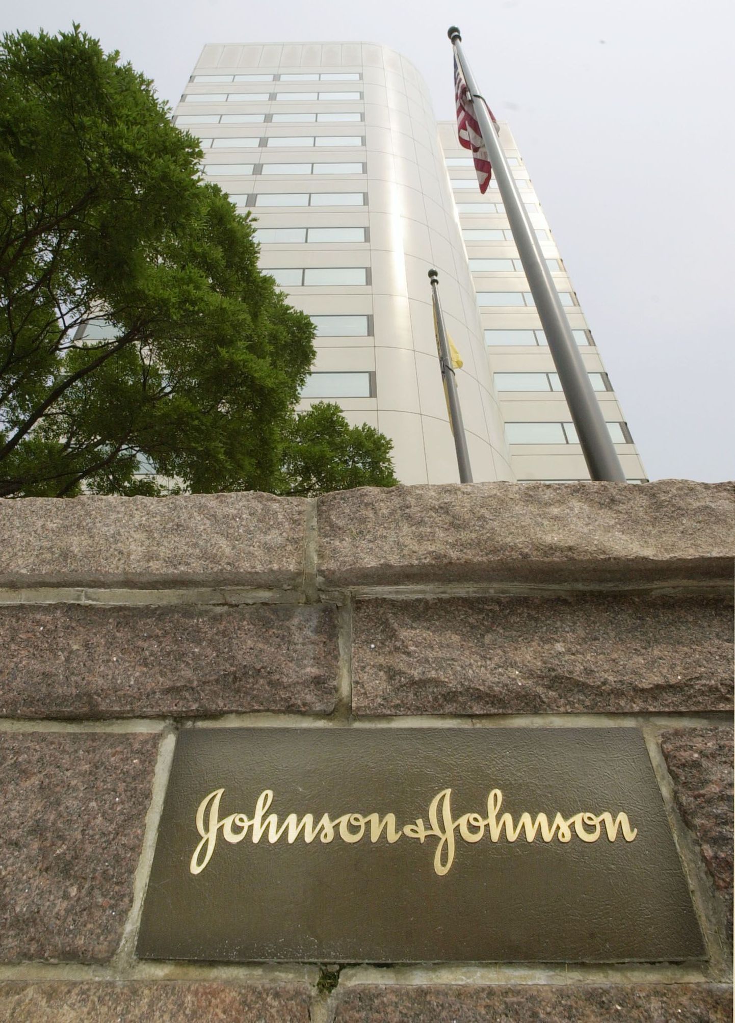Johnson & Johnson sai 2,2 miljardit eurot trahvi.