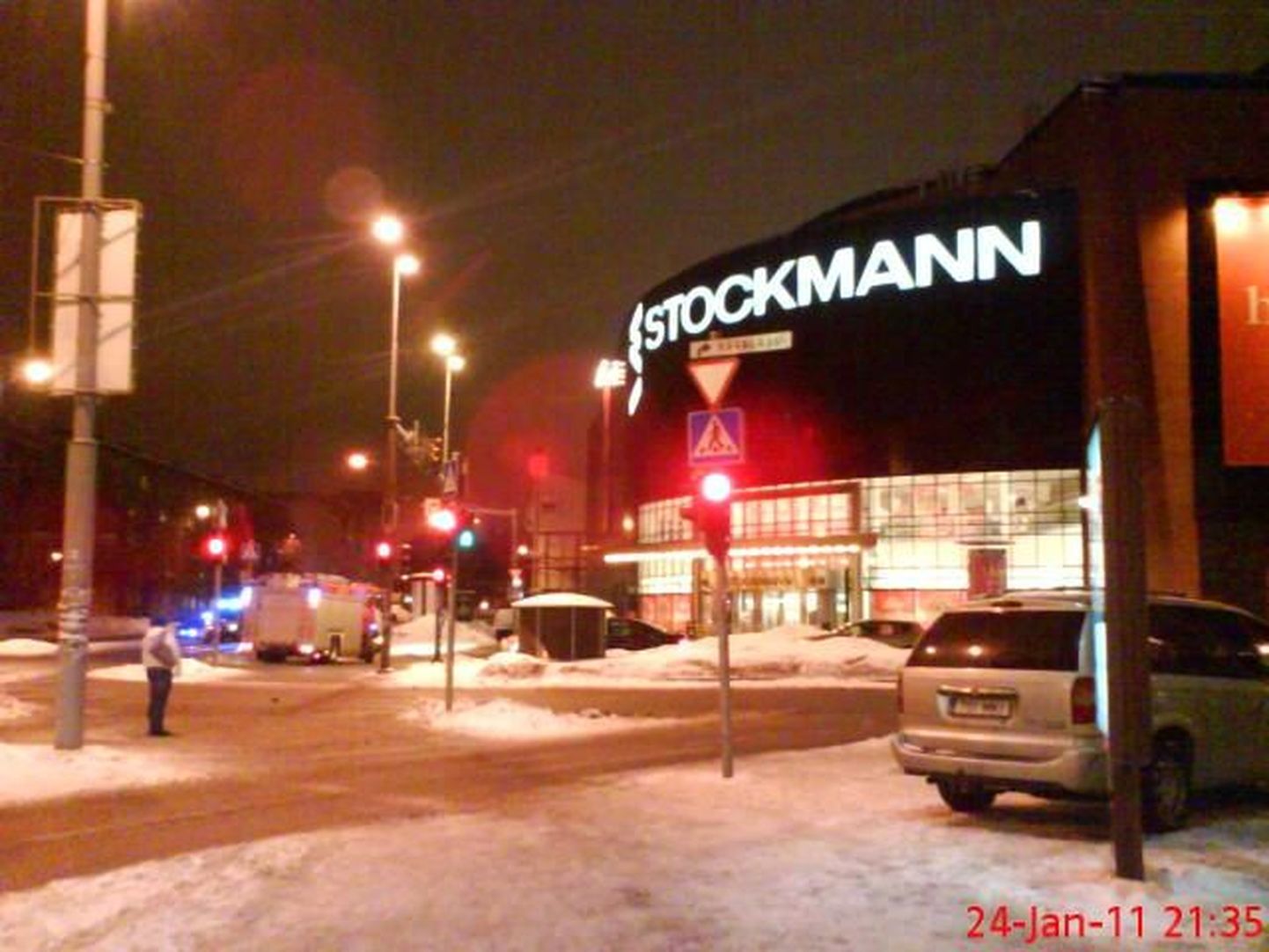 Lugeja saadetud foto Stockmanni kaubamaja juures toimuvast.